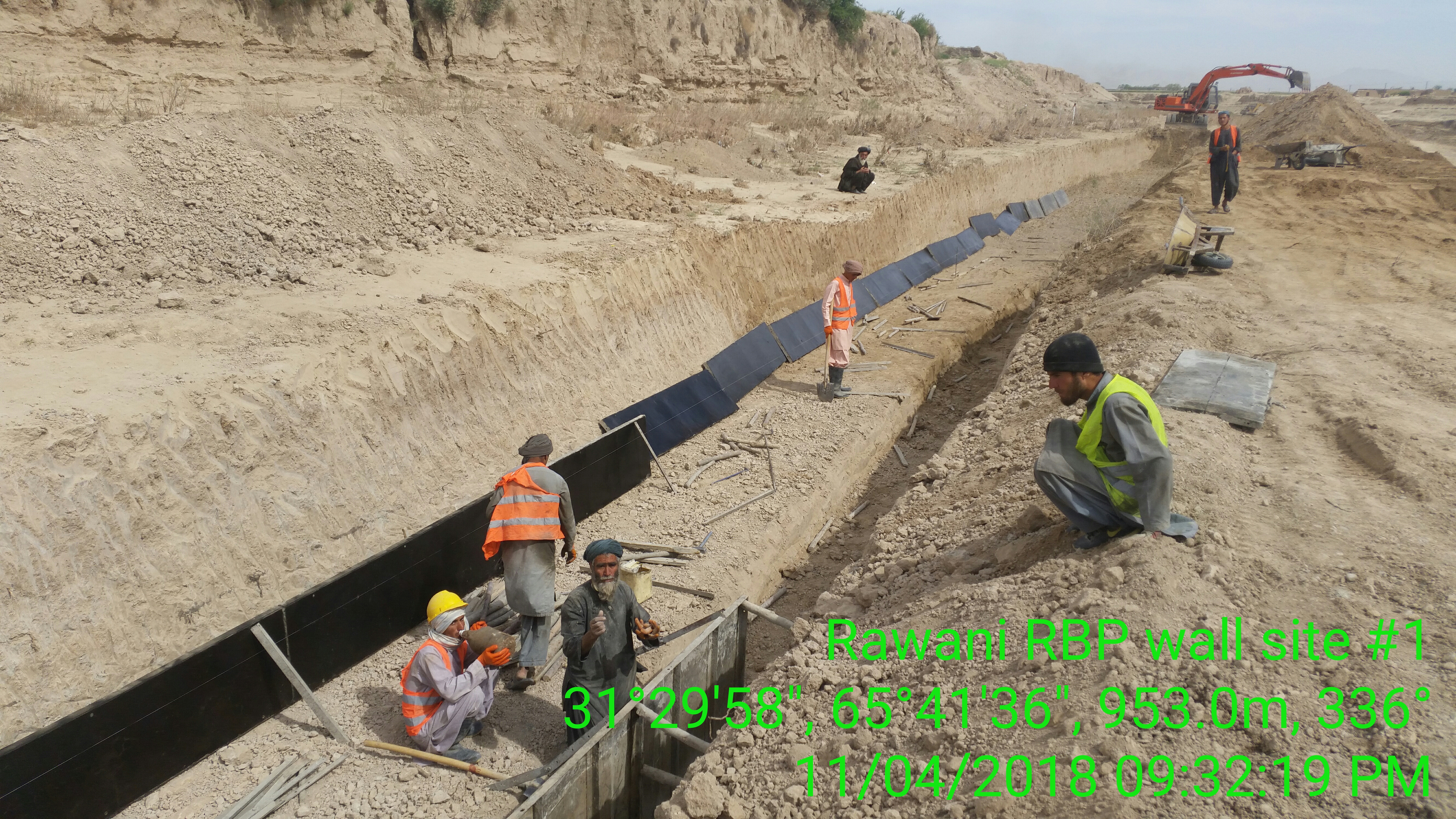 اعمار دیوار استنادی در قریه روانی